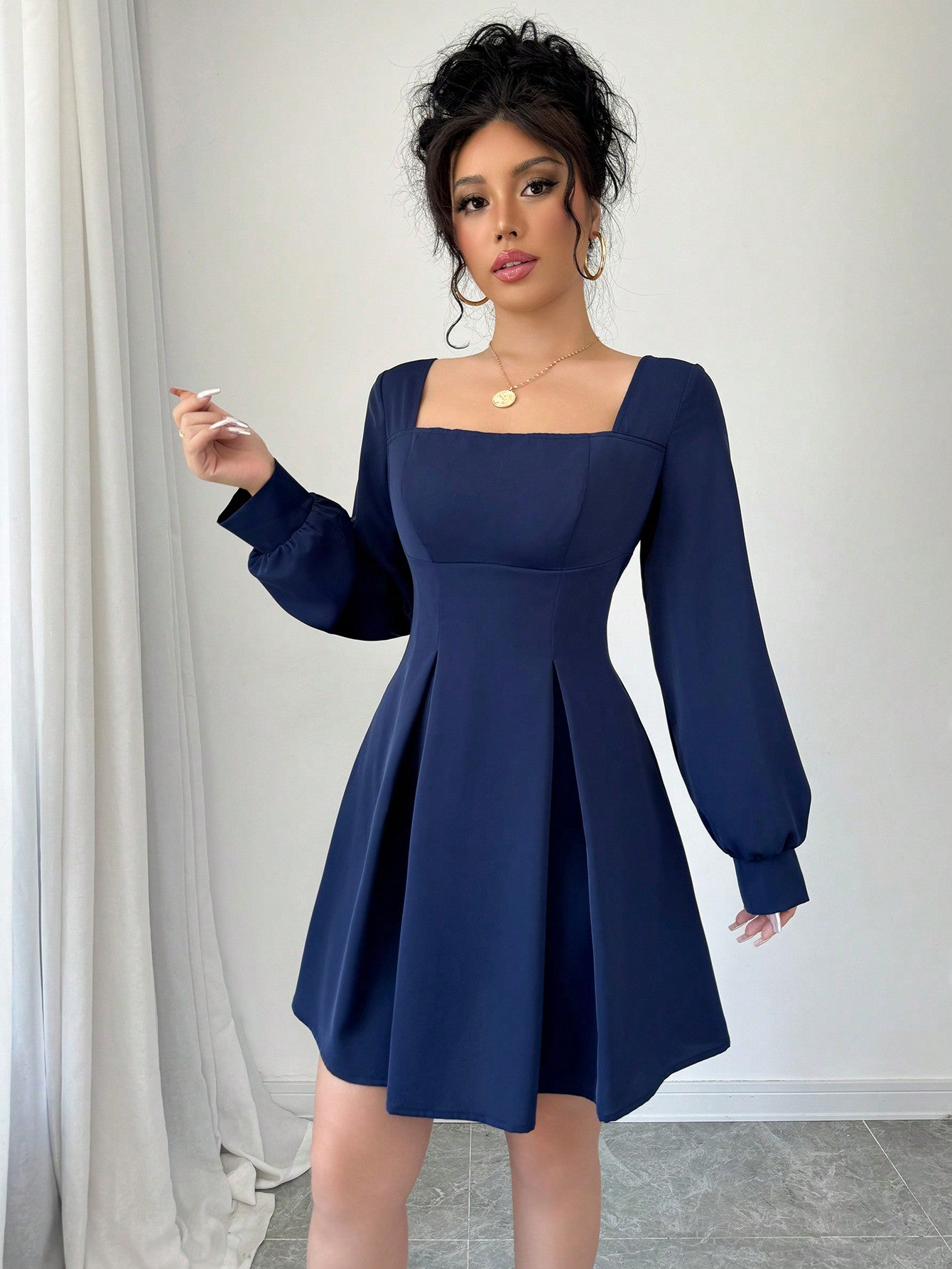 Vestido Elegante de Cuello Cuadrado KA010