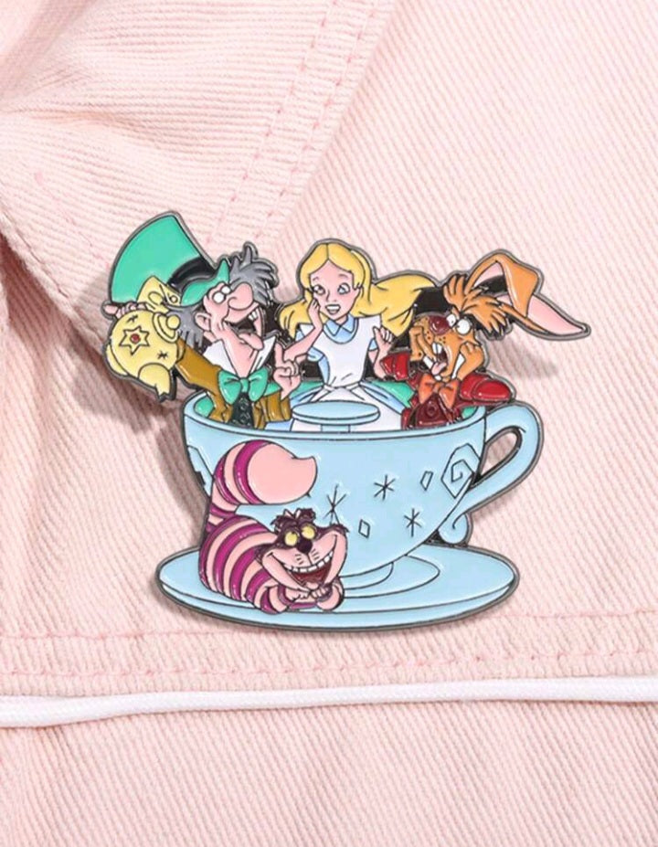 Broche de Taza de Té de Alicia en el País de las Maravillas JV03